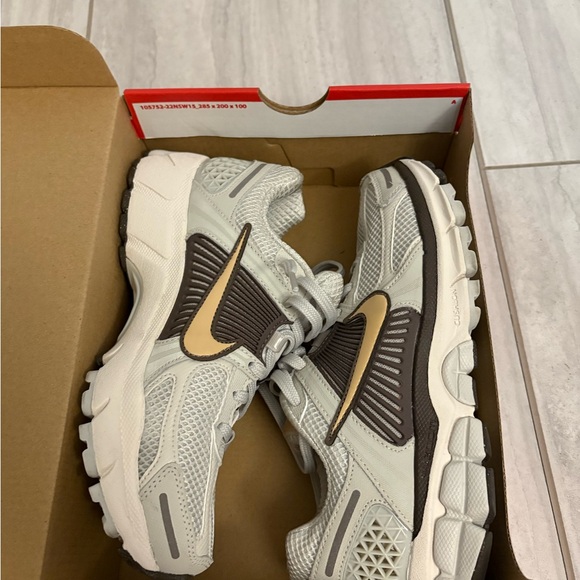 Nike Zoom Vomero 5
Light Bone Ironstone (Women's) - Picture 10 of 10